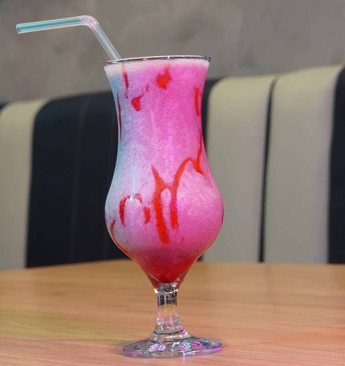 Drink autoral do Jota Diner, servido no ambiente da casa